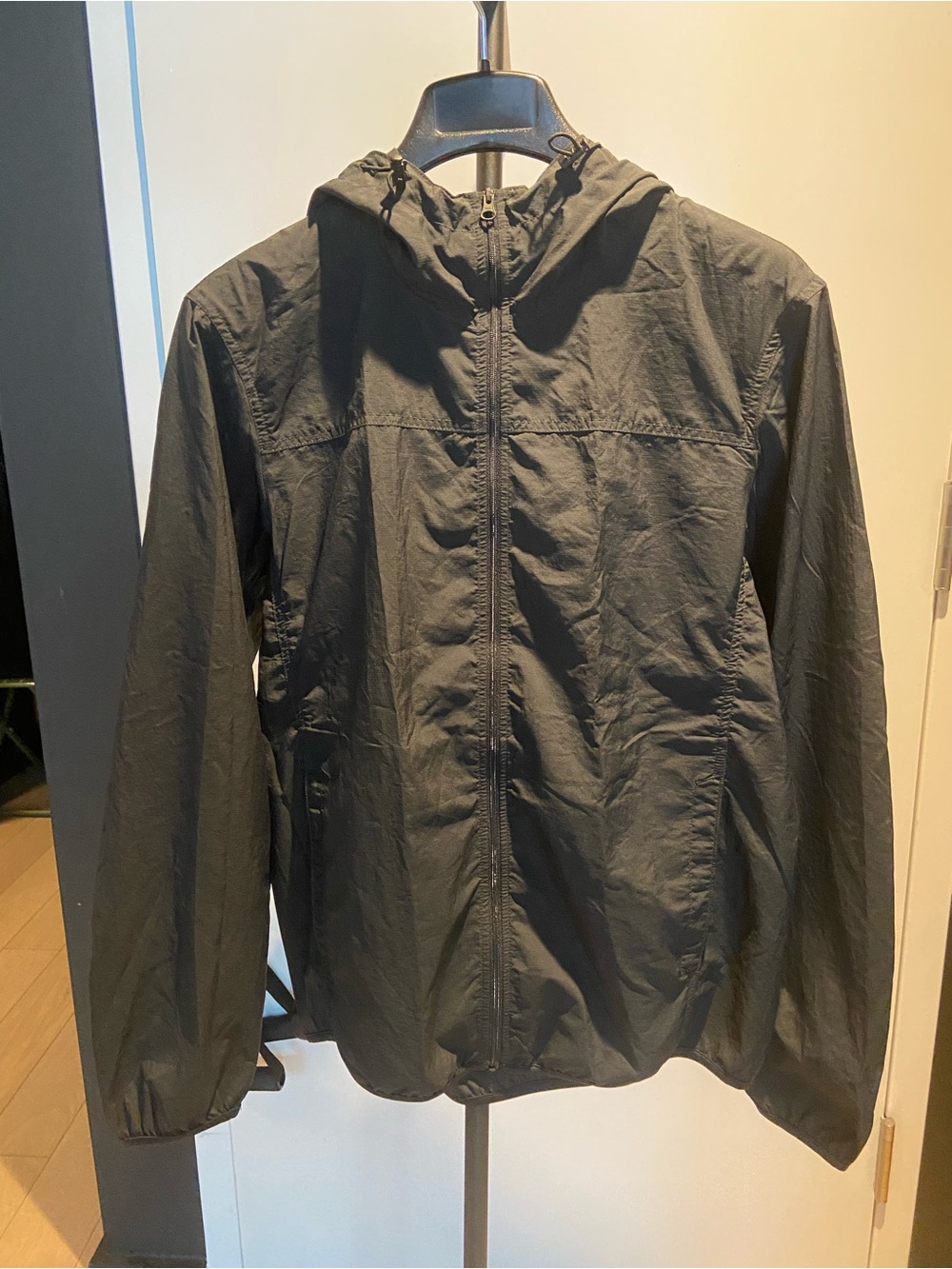 Uniqlo Men's Lightweight Packable windbreaker black Small
